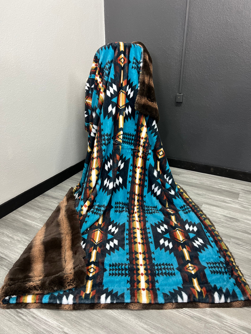 Outwest Luxe on Saddle Arctic Chinchilla